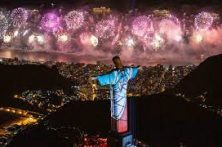 SHOW DA VIRADA FOI SEM BANDAS, MAS BRILHO DE FOGOS COMPENSOU – Rio interrompeu transporte para reduzir aglomeração em Copacabana
