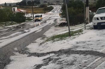 TEMPORAIS NÃO DÃO TRÉGUA NESTE VERÃO – Chuva de granizo deixa ruas de Urupema/SC ‘puro gelo’