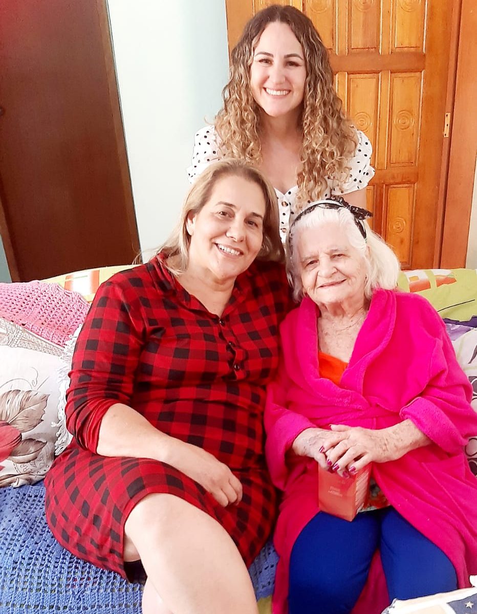 OS 90 ANOS DE DONA SANTINA DA SILVA – Familiares fazem mais uma festa para ela