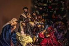 O PRESENTE É SIMBOLO DE NATAL DESDE A MANJEDOURA  – É tão poderoso que o Papai Noel, às vezes, se confunde com o aniversariante: Jesus