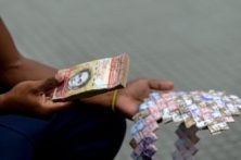 PRINCIPAIS OBRAS DE CHÁVEZ E MADURO: hiper-inflação, dinheiro que não vale seu papel-moeda, pobreza crescente e refugiados
